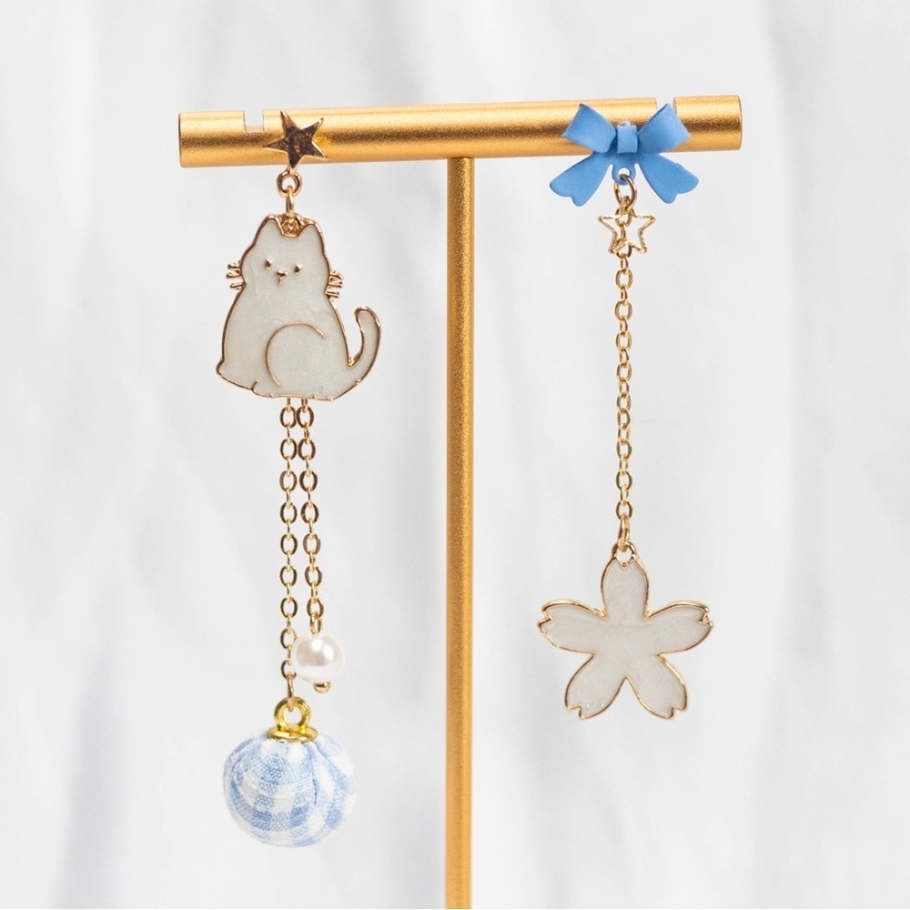 ✨Modcloth Elsie Cat Earrings - Picture 3 of 3
